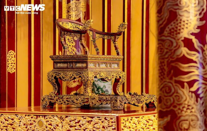 Trước khi bị bẻ gãy, ngai vua triều Nguyễn là ngai vàng duy nhất được bảo tồn nguyên vẹn ở Việt Nam. (Ảnh: Lê Hoàng)