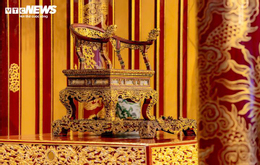 Trước khi bị bẻ gãy, ngai vua triều Nguyễn là ngai vàng duy nhất được bảo tồn nguyên vẹn ở Việt Nam. (Ảnh: Lê Hoàng)