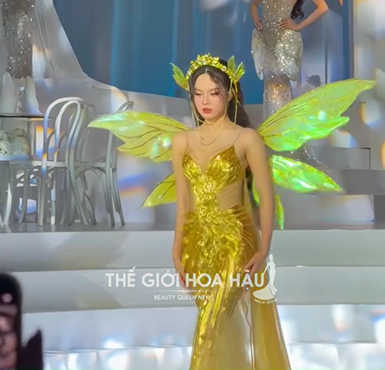 Thanh Thủy catwalk vấp té nghiêng ngả bị chê không xứng tầm Hoa hậu quốc tế