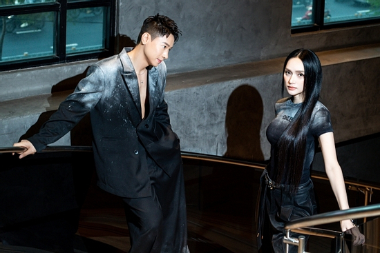 Tóm dính Hương Giang và bạn trai kém 3 tuổi tình tứ ở hậu trường