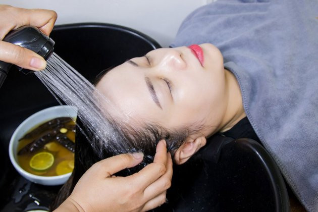 3 cách gội đầu giảm rụng tóc- Ảnh 1.