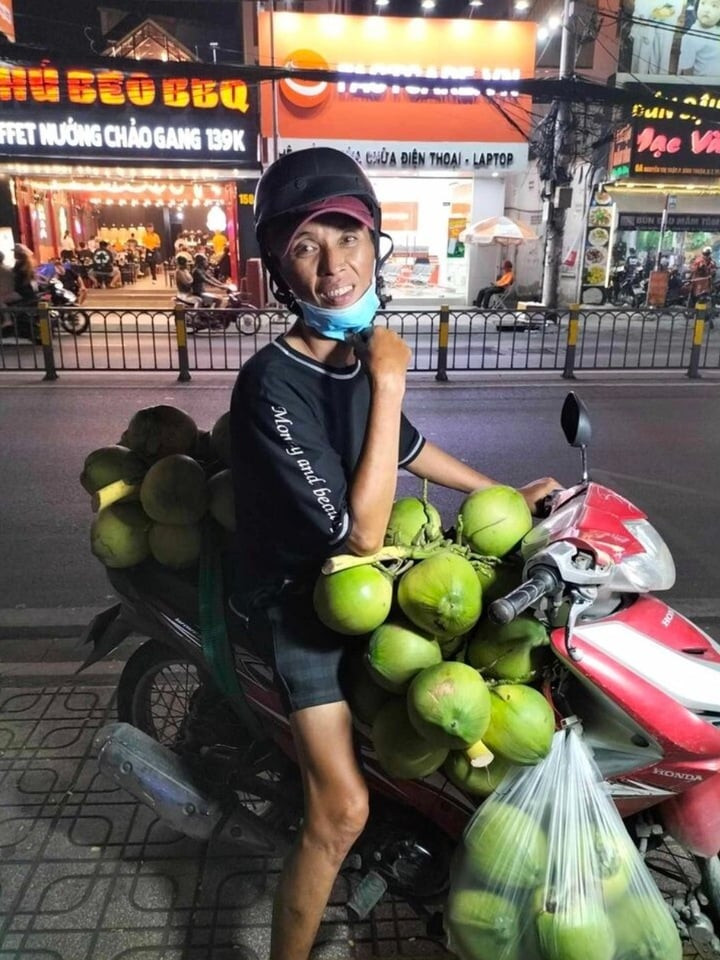 Danh hài một thời giờ làm đủ nghề để có tiền chữa bệnh.