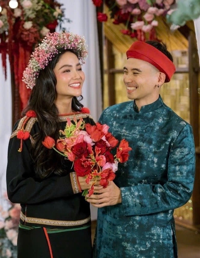 HOT: H'Hen Niê mang thai 4 tháng với ông xã nhiếp ảnh gia? HHen Nie cuoi1 JPG 1741939430 15.jpg