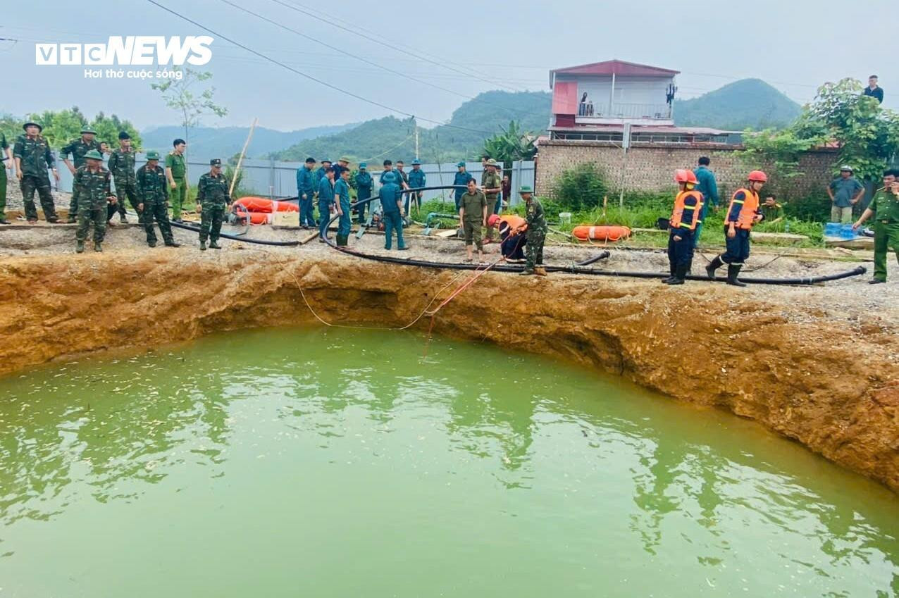 Hiện trường tìm kiếm người đi xe máy lao xuống 'hố tử thần' sâu 10m ở Bắc Kạn - 11