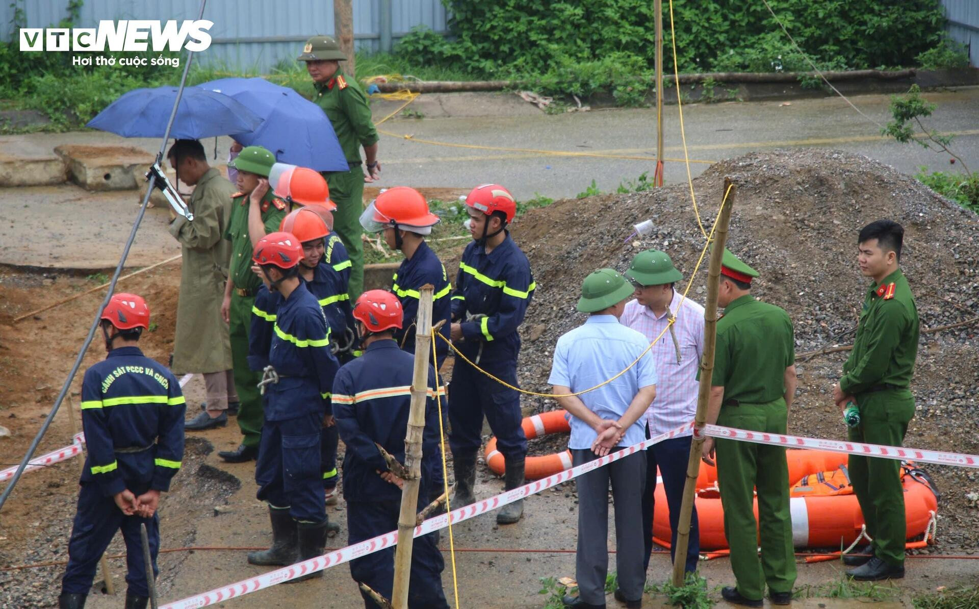 Hiện trường tìm kiếm người đi xe máy lao xuống 'hố tử thần' sâu 10m ở Bắc Kạn - 6