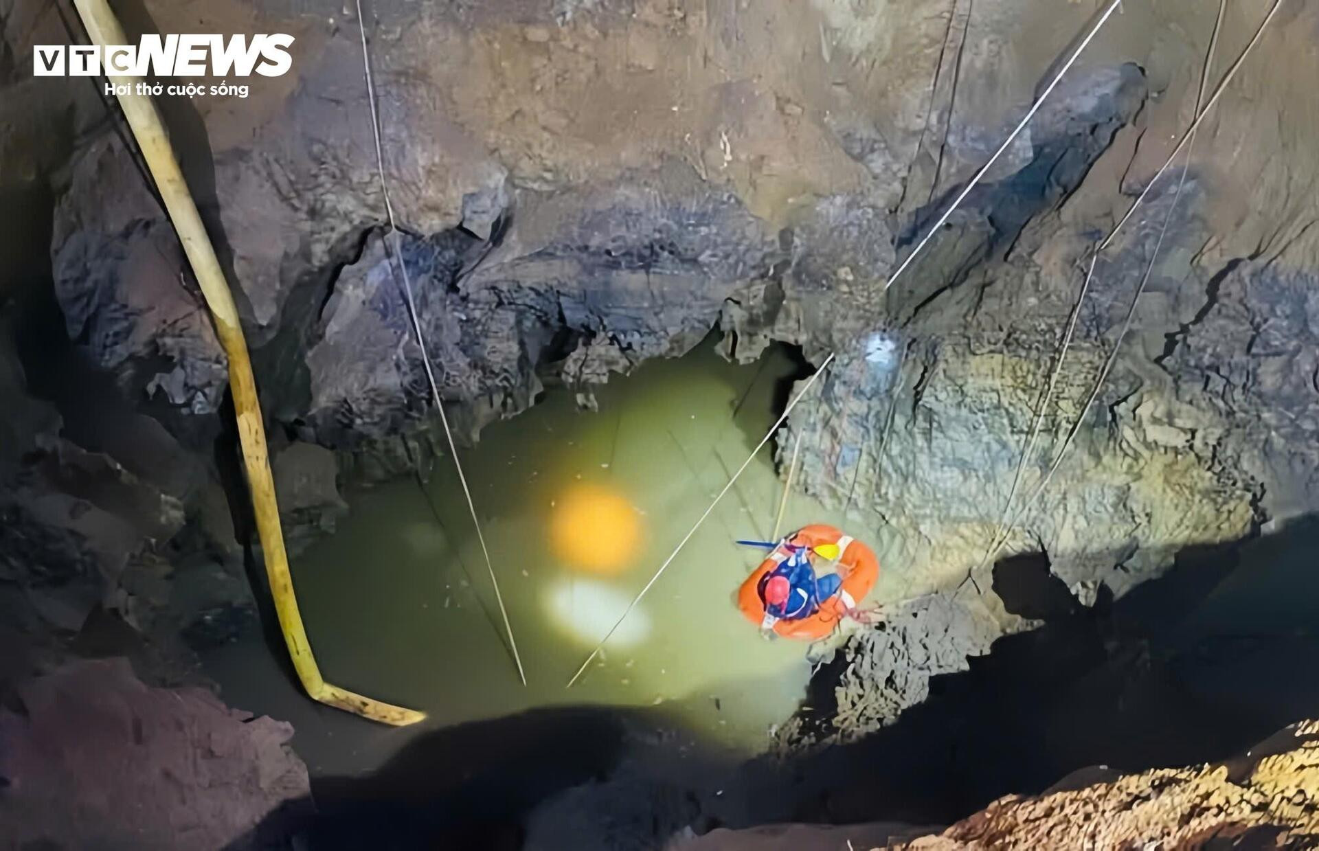 Hiện trường tìm kiếm người đi xe máy lao xuống 'hố tử thần' sâu 10m ở Bắc Kạn - 10