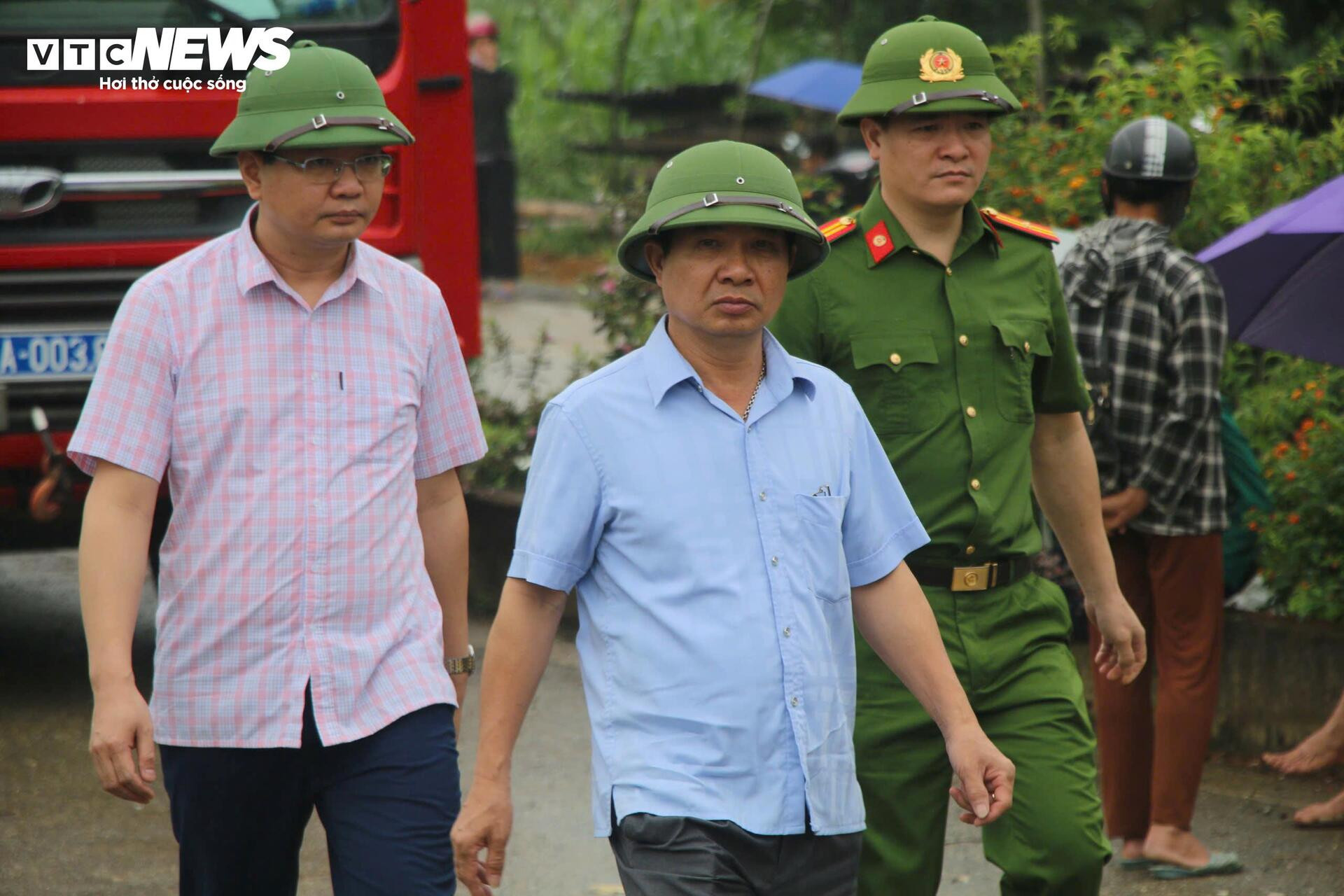 Hiện trường tìm kiếm người đi xe máy lao xuống 'hố tử thần' sâu 10m ở Bắc Kạn - 5