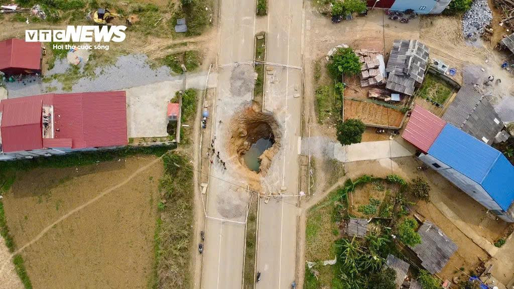 Hiện trường tìm kiếm người đi xe máy lao xuống 'hố tử thần' sâu 10m ở Bắc Kạn - 12