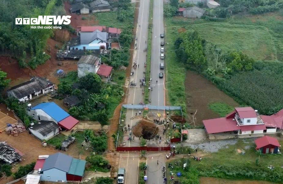 Hiện trường tìm kiếm người đi xe máy lao xuống 'hố tử thần' sâu 10m ở Bắc Kạn - 1