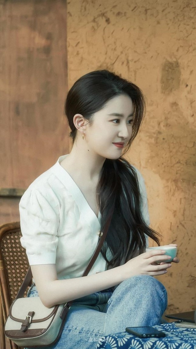 Lưu Diệc Phi ăn phở Việt Nam ảnh 2