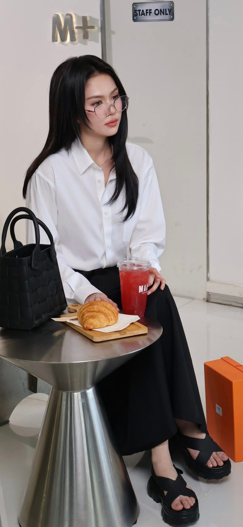 Ngọc Trinh diện sơ mi trắng kết hợp chân váy đen đơn giản lại được khen nức nở Ngọc Trinh diện sơ mi trắng chân váy đen lại được khen nức nở - Ảnh 8.