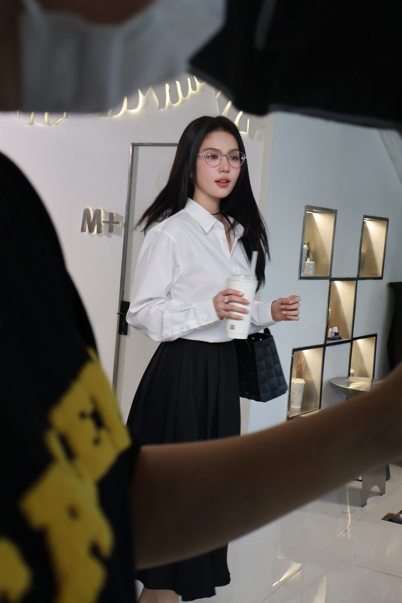 Ngọc Trinh diện sơ mi trắng chân váy đen lại được khen nức nở - Ảnh 5.