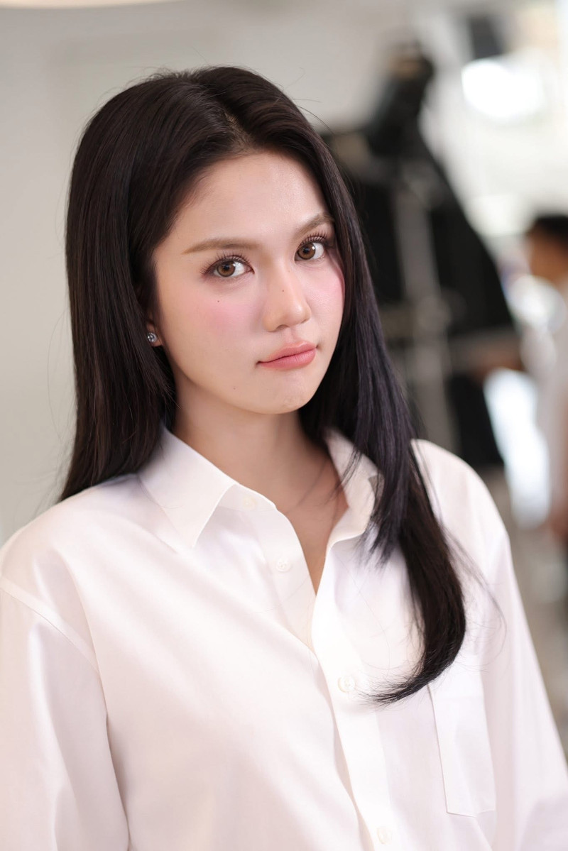 Ngọc Trinh diện sơ mi trắng chân váy đen lại được khen nức nở - Ảnh 9.