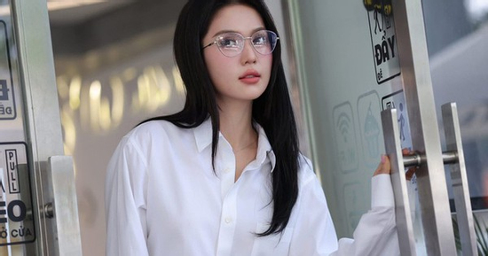 Ngọc Trinh diện sơ mi trắng kết hợp chân váy đen đơn giản lại được khen nức nở