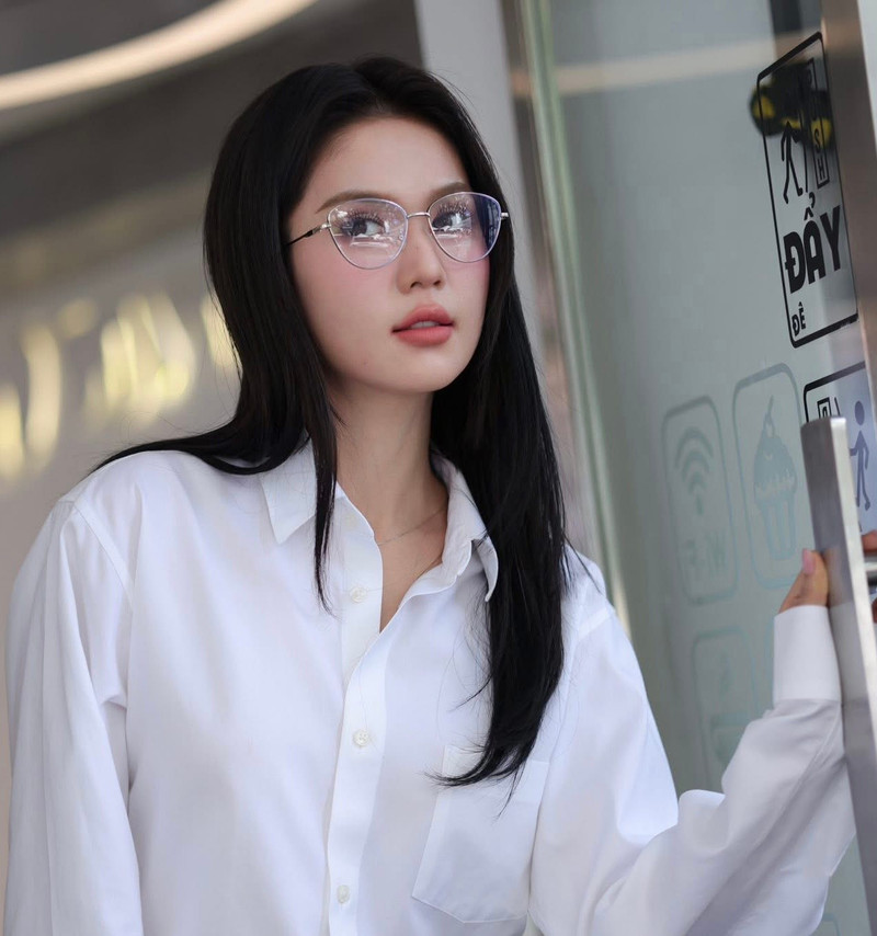 Ngọc Trinh diện sơ mi trắng kết hợp chân váy đen đơn giản lại được khen nức nở Ngọc Trinh diện sơ mi trắng chân váy đen lại được khen nức nở - Ảnh 2.