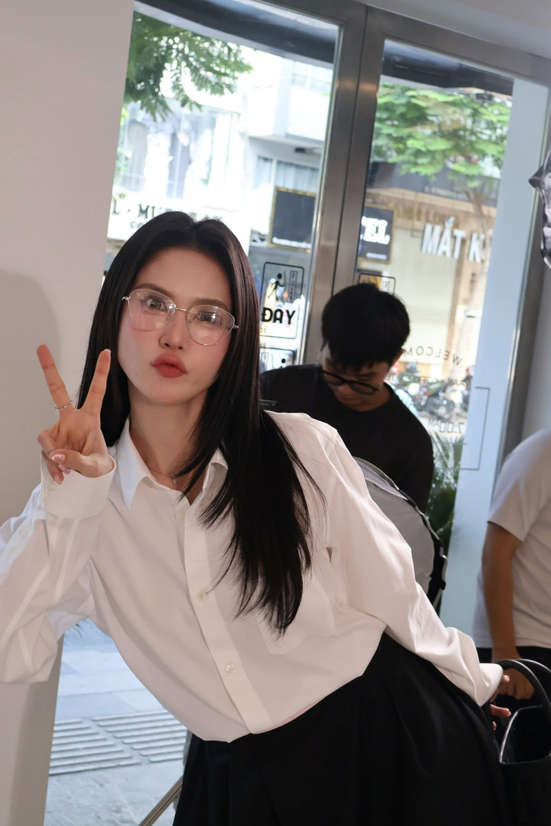 Ngọc Trinh diện sơ mi trắng kết hợp chân váy đen đơn giản lại được khen nức nở Ngọc Trinh diện sơ mi trắng chân váy đen lại được khen nức nở - Ảnh 7.
