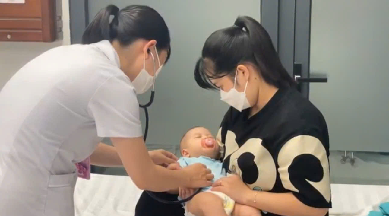 Người mắc COVID-19 hiện nay có cần phải điều trị cách ly không? - Ảnh 2.