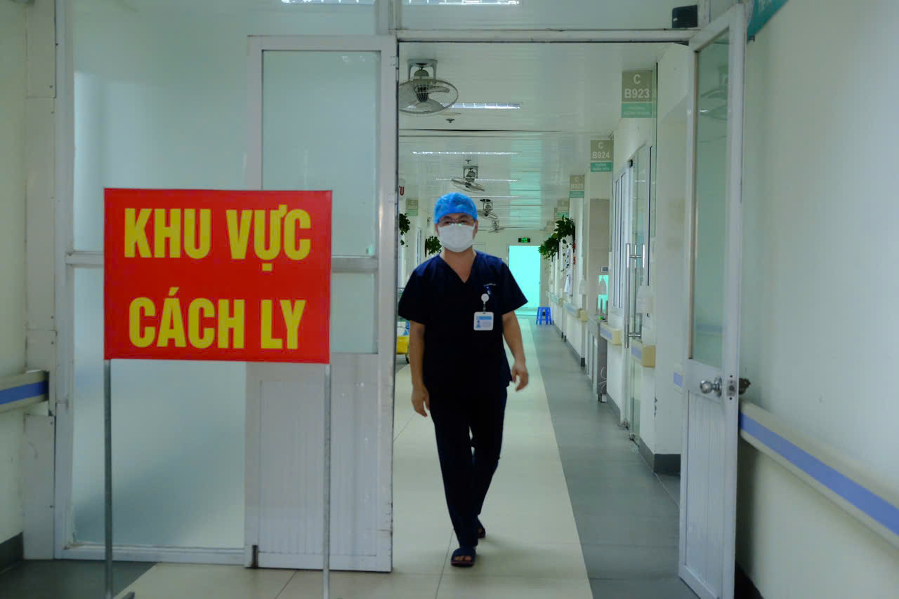 Người mắc COVID-19 hiện nay có cần phải điều trị cách ly không? - Ảnh 1.