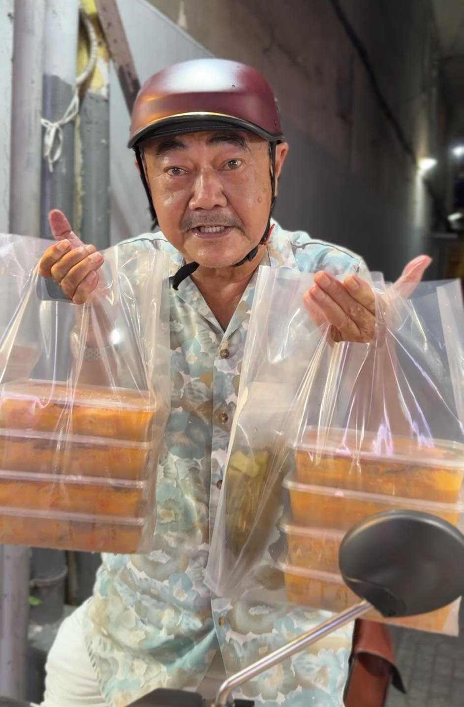 NSND Việt Anh U70 vẫn tự đi ship đồ ăn bạn gái kém 36 tuổi hết lòng ủng hộ