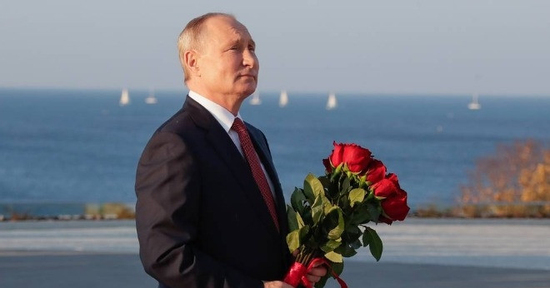 Ông Putin đùa về việc bị gọi là 'robot', khuyên thanh niên Nga cầu hôn trực tiếp