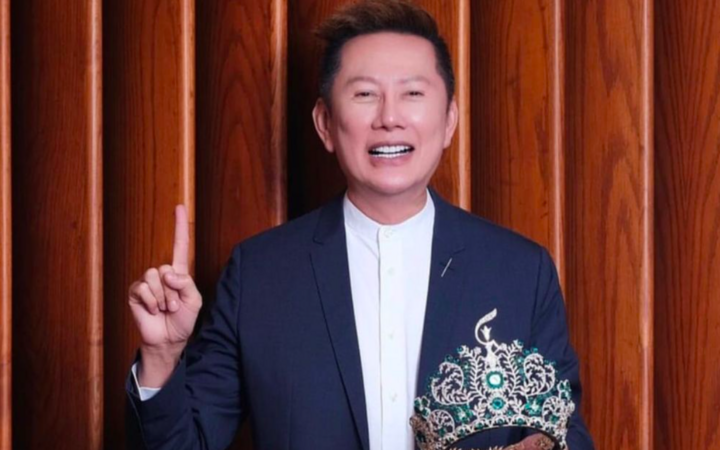 Phanh phui những trò hề của Miss Grand, tân hoa hậu trả lại vương miện Chủ tịch Nawat Itsaragrisil.