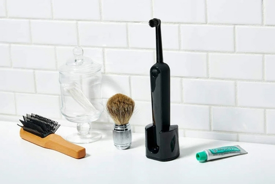 Phát hiện chồng đưa bồ nhí về nhà nhờ chiếc bàn chải thông minh