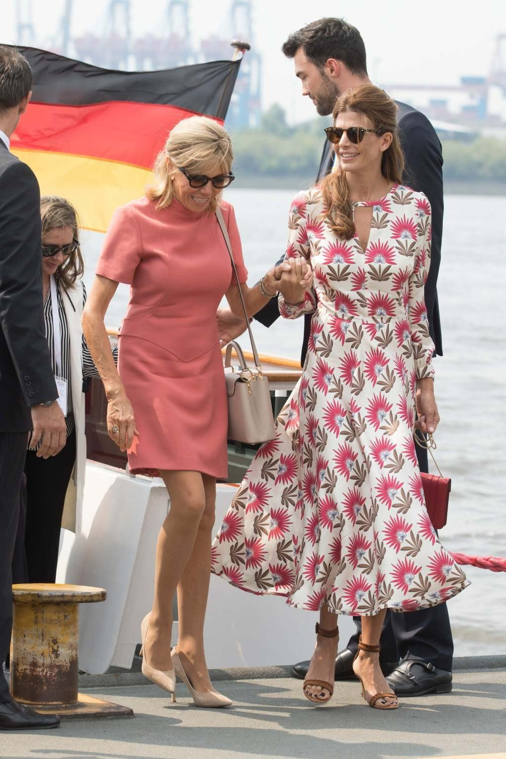 Phong cách thời thượng của Đệ nhất phu nhân Pháp ở Việt Nam ảnh 16