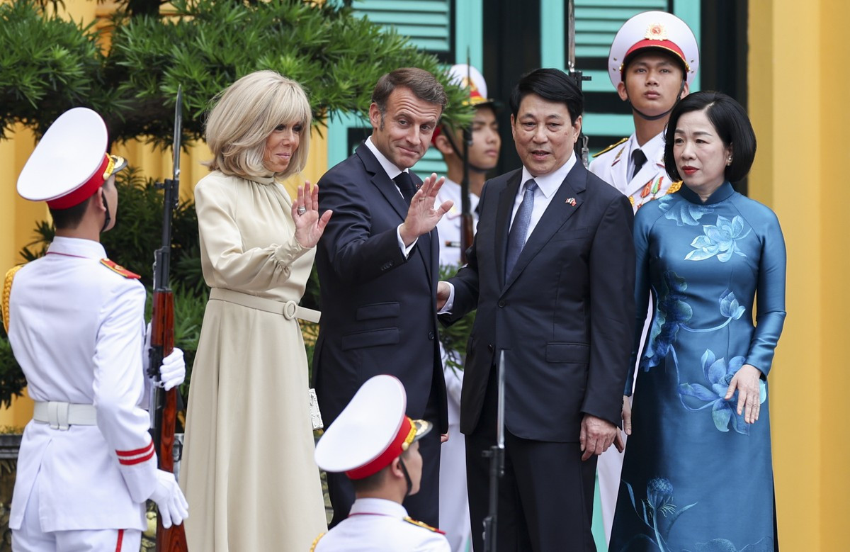 Phong cách thời thượng của Đệ nhất phu nhân Pháp ở Việt Nam ảnh 4