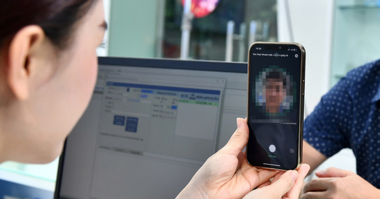 Tấm ảnh 'vali chứa 15 tỷ tiền mặt kẹt ở hải quan' khiến người nhận như mất hồn
