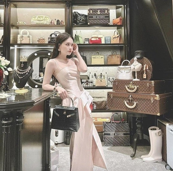 Cô thường xuyên khoe cuộc sống sang chảnh.