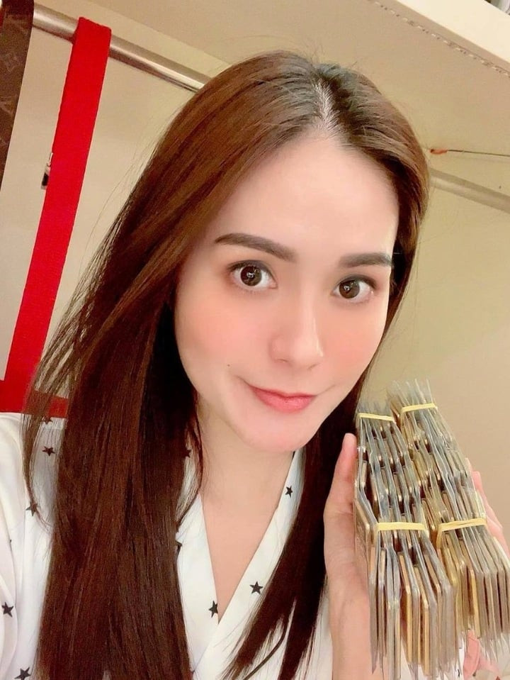 Đoàn Di Băng khoe 100 cây vàng.