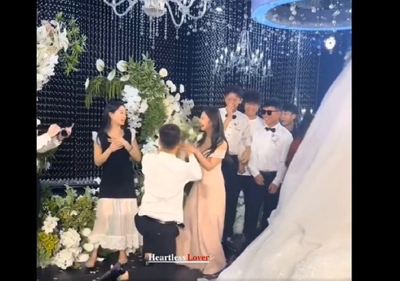 Anh chàng nhanh chóng chạy đến đúng vị trí và quỳ gối lần hai để cầu hôn bạn gái. Ảnh: ETtoday.