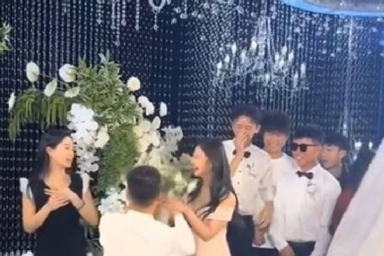 Bắt được hoa cưới, phù rể có hành động khiến cả hôn trường 'cười ngất'