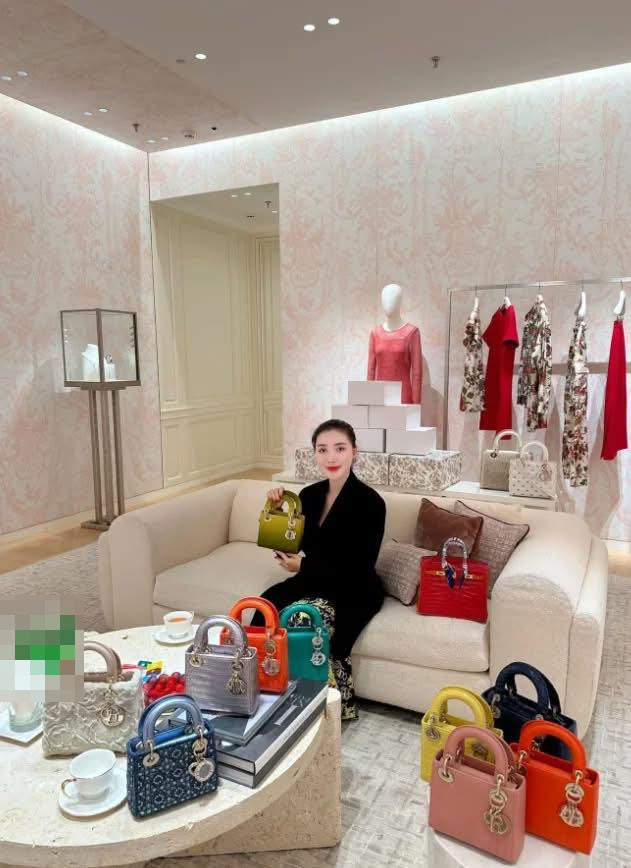 Bóc loạt thông tin đắt giá về chồng đại gia của phú bà Ngân Collagen