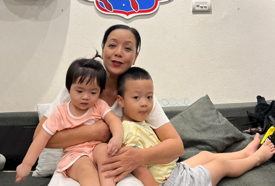 Đã có 2 cháu ngoại, nữ NSƯT gốc Hà thành vẫn khỏe đẹp, chỉ 1 đoạn múa kiếm cũng viral cõi mạng