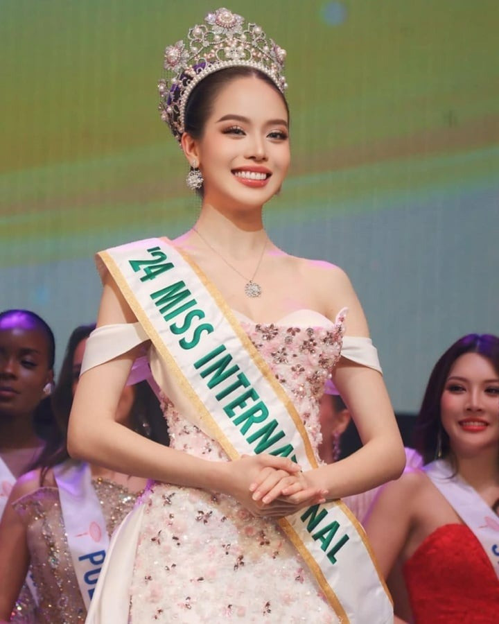 'Giật mình' điểm trùng hợp đến khó tin giữa Hoa hậu Thùy Tiên và Hoa hậu Thanh Thủy Dân mạng soi ra điểm trùng hợp đến khó tin giữa Hoa hậu Thùy Tiên và Hoa hậu Thanh Thủy