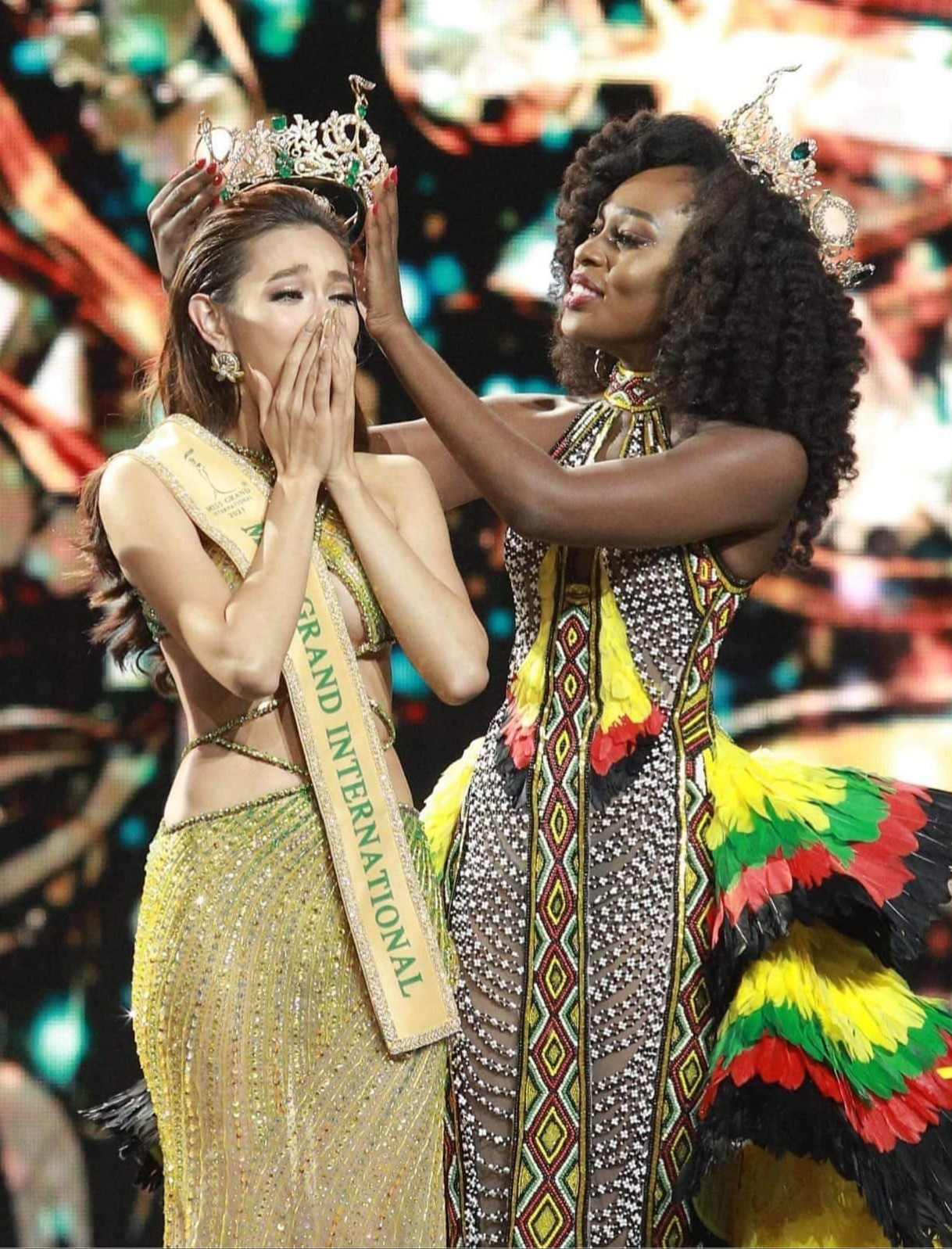 Dân mạng soi ra điểm trùng hợp đến khó tin giữa Hoa hậu Thùy Tiên và Hoa hậu Thanh Thủy