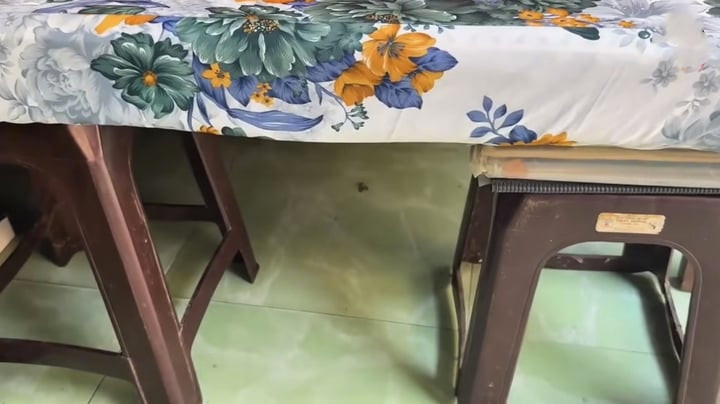 Nam nghệ sĩ dùng ghế nhựa kê đệm làm giường ngủ.