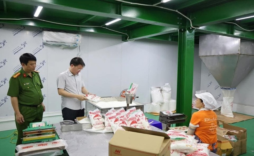 Lực lượng chức năng kiểm tra xưởng sản xuất.