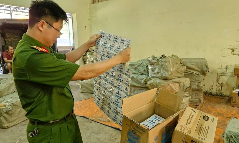 Một trong những mặt hàng giả mạo các nhãn hiệu… bị các đối tượng vận chuyển, buôn bán. (Ảnh: Công lý)