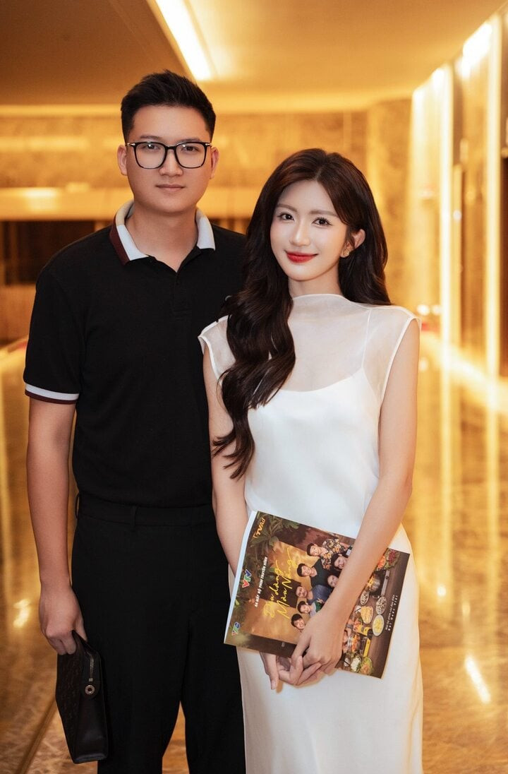 Ông xã Ngọc Huyền - cháu trai NSƯT Chí Trung luôn ủng hộ, động viên nữ diễn viên.