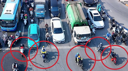 Vượt đèn đỏ để nhanh hơn một vài phút là biểu hiện của lối tư duy chụp giật, chỉ nhìn lợi ích trước mắt. (Ảnh: Viên Minh - Chí Anh)