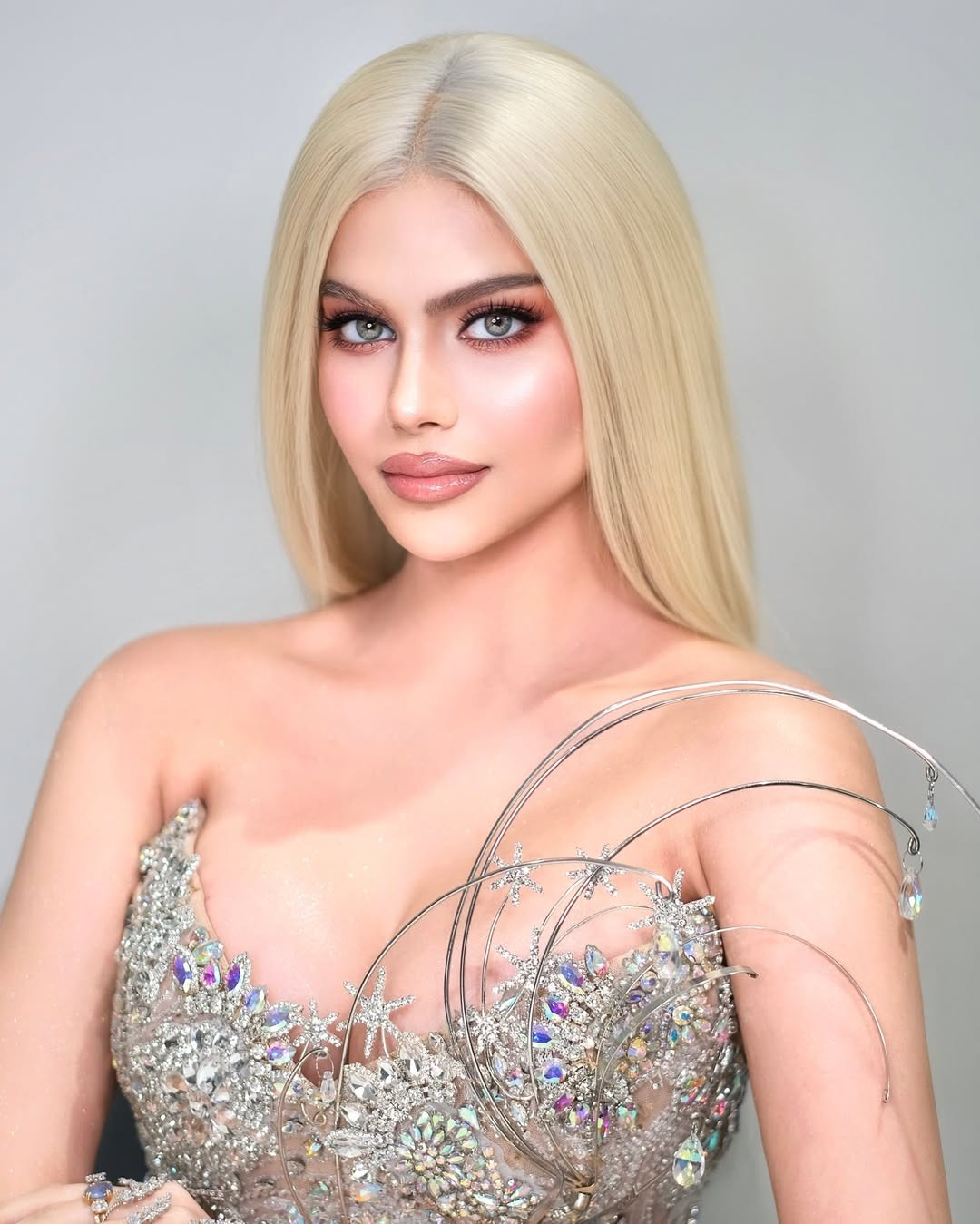 Nửa năm đương nhiệm mờ nhạt của Hoa hậu Hòa bình vừa bị tước vương miện ảnh 9