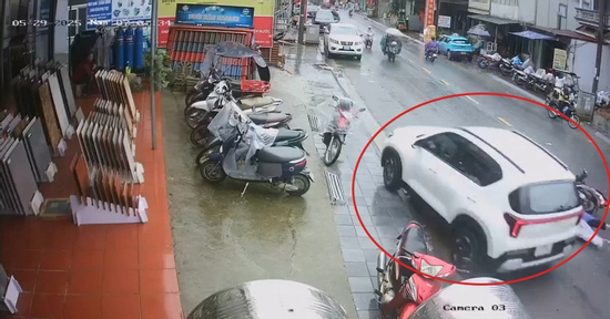 Ô tô va chạm liên hoàn 3 xe máy tại Sa Pa, cháu bé 5 tuổi tử vong thương tâm