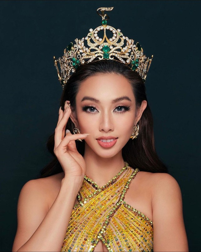 Ông Nawat show cận cảnh vương miện Miss Grand 12 tỷ còn tiết lộ bí mật về Thùy Tiên
