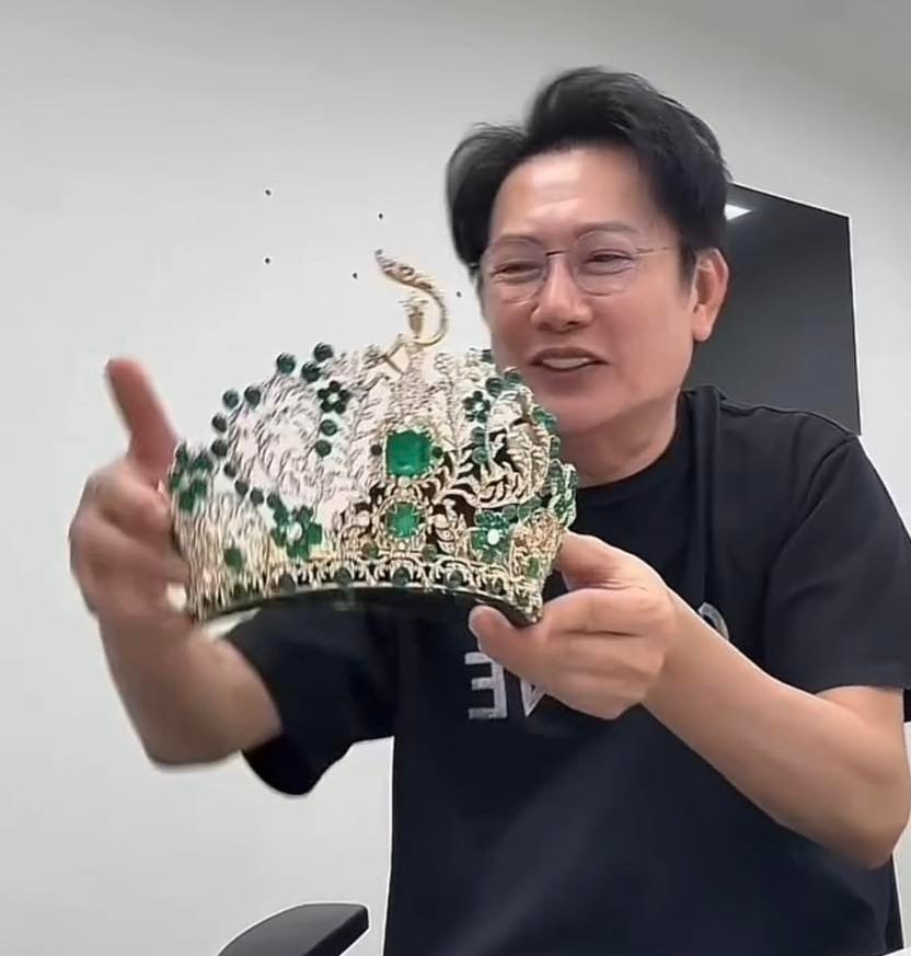 Ông Nawat show cận cảnh vương miện Miss Grand 12 tỷ còn tiết lộ bí mật về Thùy Tiên