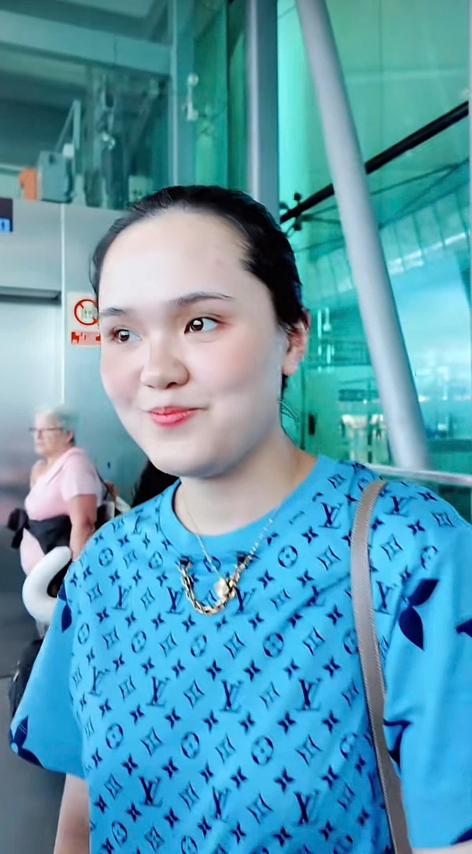 Ngán ngẩm gu thời trang ra sân bay của vợ Duy Mạnh