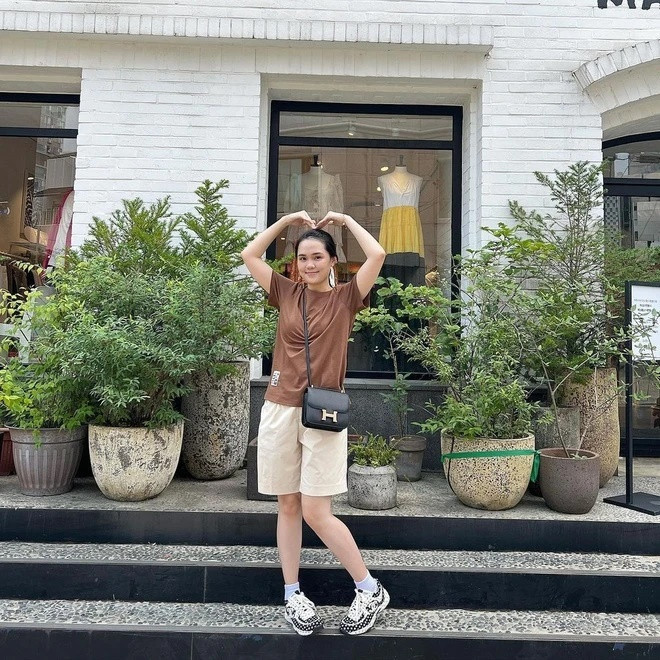 Ngán ngẩm gu thời trang ra sân bay của vợ Duy Mạnh