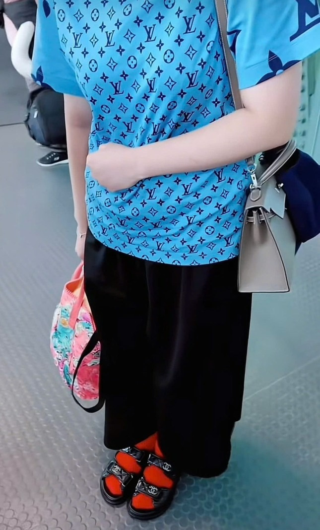 Ngán ngẩm gu thời trang ra sân bay của vợ Duy Mạnh