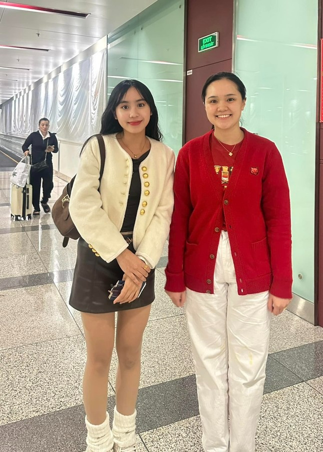 Ngán ngẩm gu thời trang ra sân bay của vợ Duy Mạnh